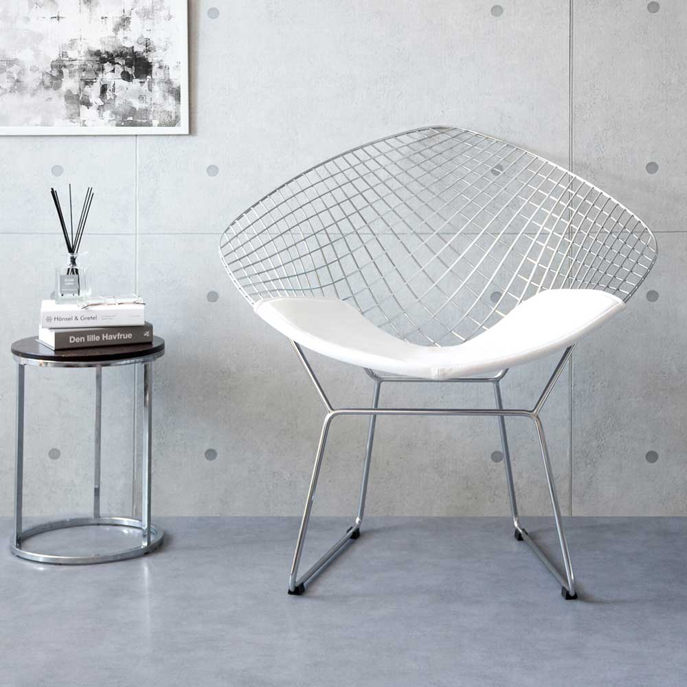 ダイヤモンドのような美しいデザインが座る人を包み込むワイヤーラウンジチェア