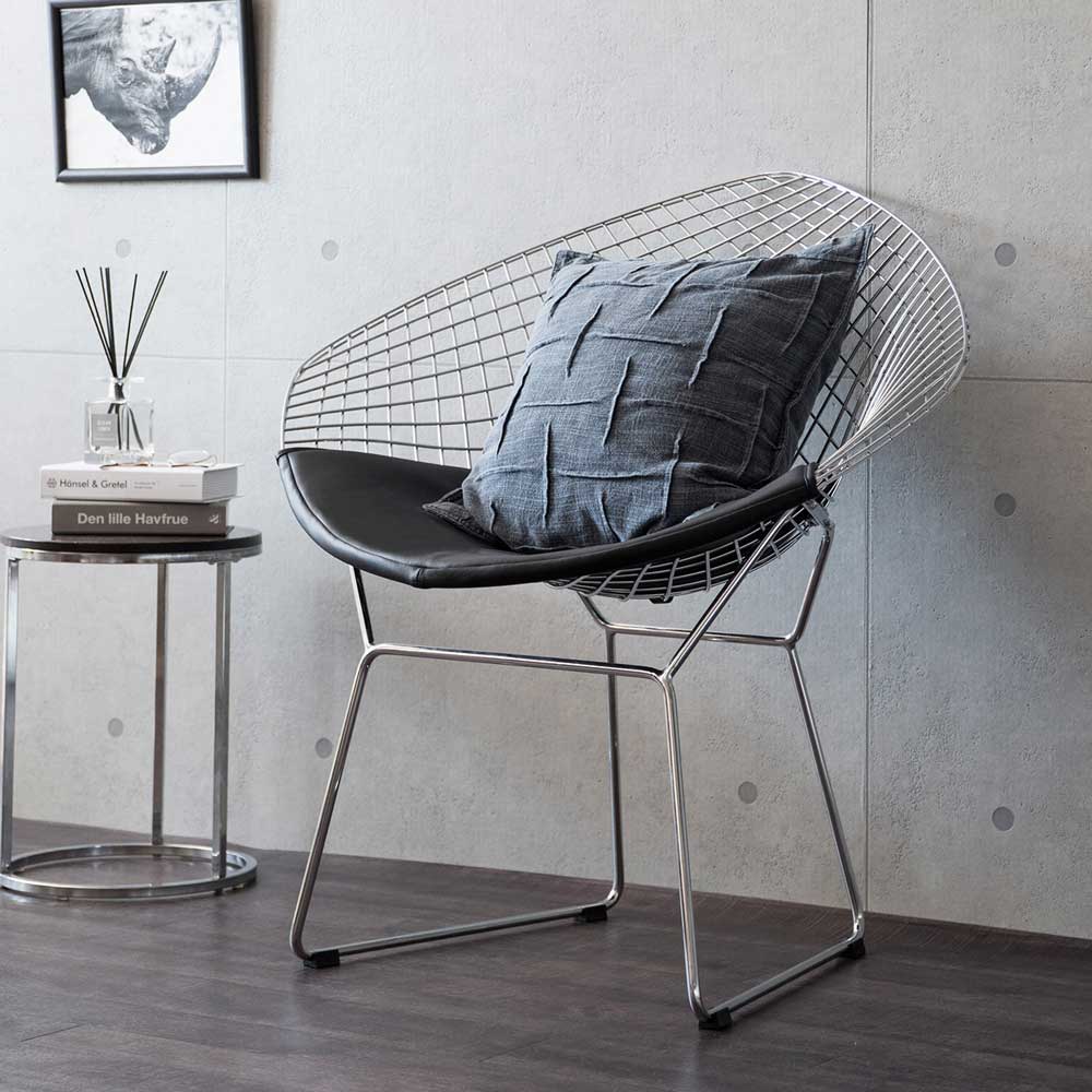 ダイヤモンドのような美しいデザインが座る人を包み込むワイヤーラウンジチェア