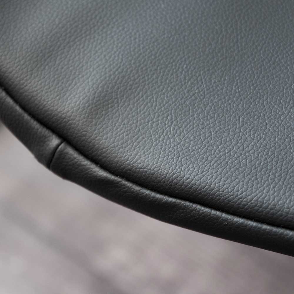 ダイヤモンドのような美しいデザインが座る人を包み込むワイヤーラウンジチェア