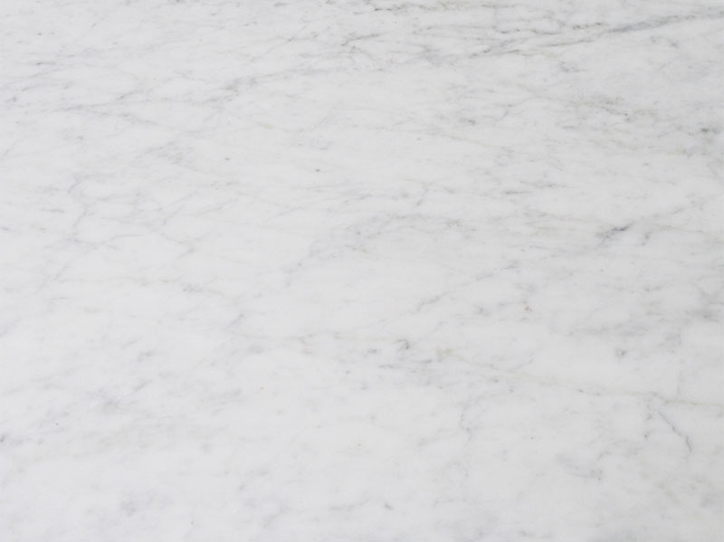 ホワイトカラーの大理石調のテーブル天板がスタイリッシュな印象のサイドテーブル｜BM