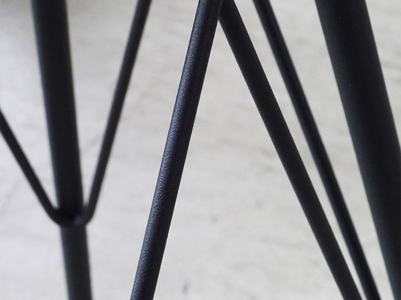 ホワイトカラーの大理石調のテーブル天板がスタイリッシュな印象のサイドテーブル｜BM