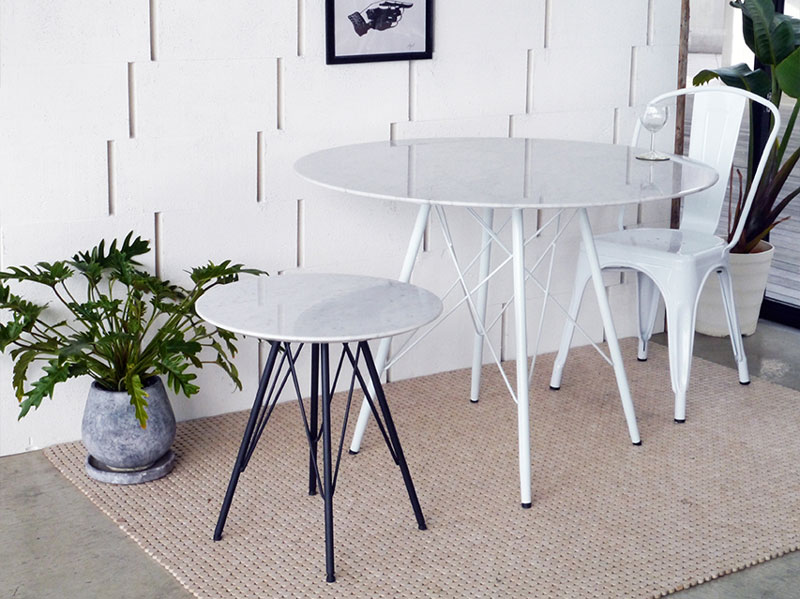 ホワイトカラーの大理石調のテーブル天板がスタイリッシュな印象のサイドテーブル｜BM