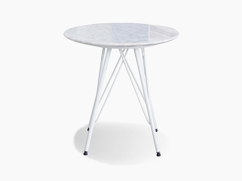 ホワイトカラーの大理石調のテーブル天板がスタイリッシュな印象のサイドテーブル｜BM