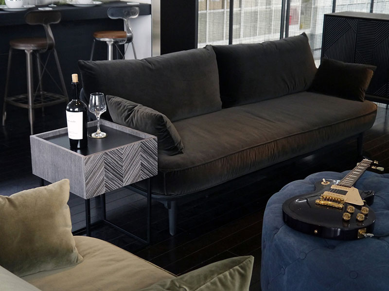 モダンな印象のサイドテーブル｜VZ