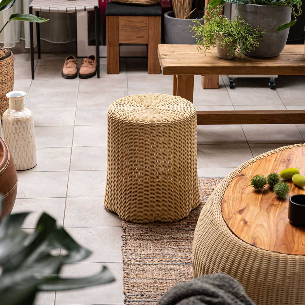 ラタンスツール｜洗練された曲線デザイン｜軽量＆おしゃれなサイド