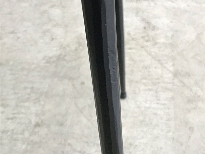 個性あふれる天板が目を惹くサイドテーブル|BE