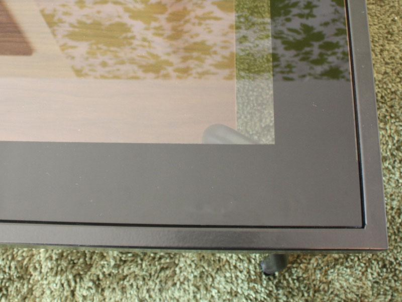 アイアンフレームとグレーガラスの天板のオシャレなセンターテーブル