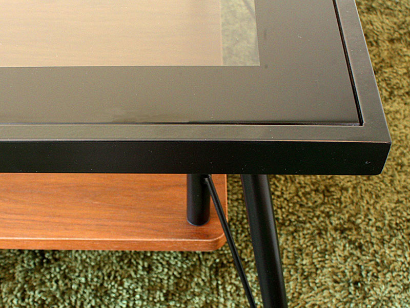 アイアンフレームとグレーガラスの天板のオシャレなセンターテーブル