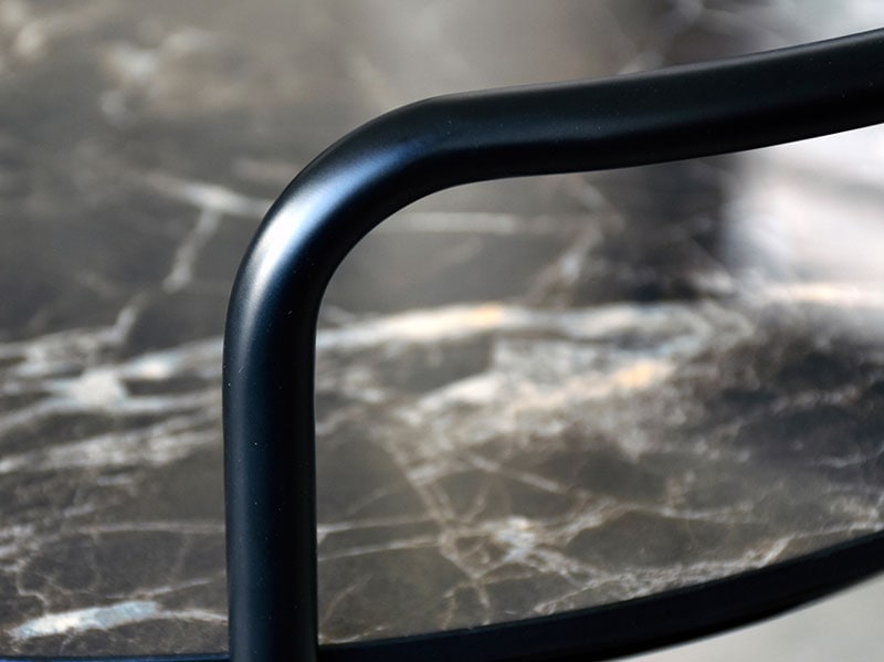 大理石調のテーブル天板がスタイリッシュな印象のサイドテーブル|SN