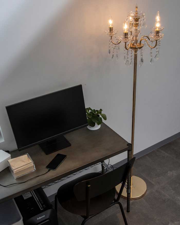 シャンデリアの輝きを楽しむおしゃれスタンドライト｜空間を華やかに照らすクリスタルデザイン