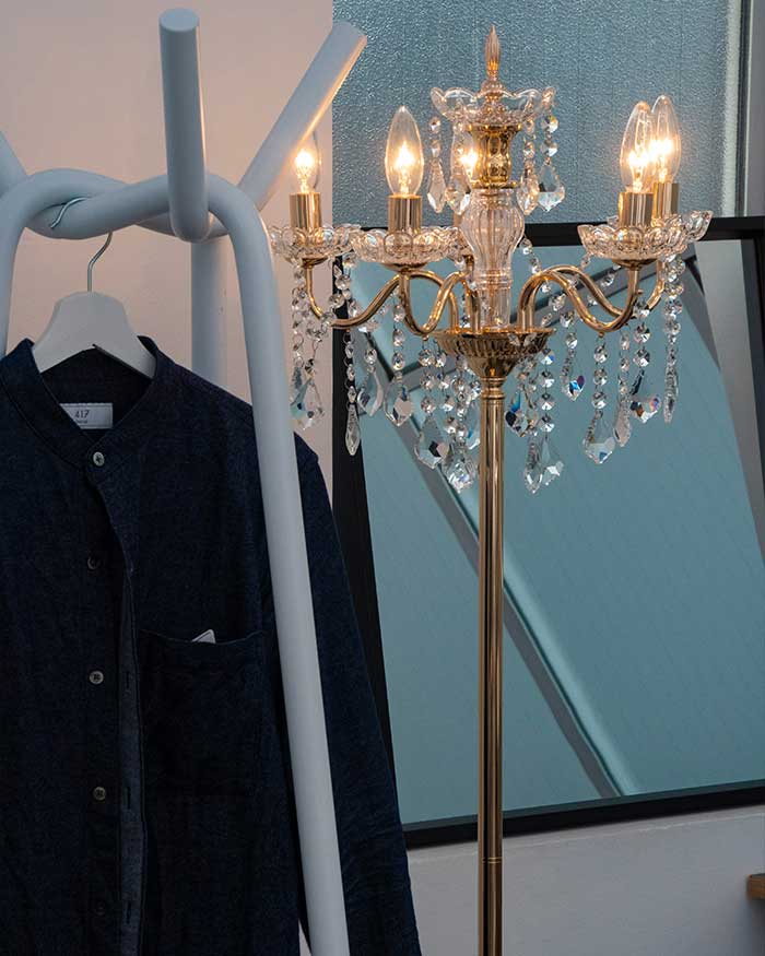 シャンデリアの輝きを楽しむおしゃれスタンドライト｜空間を華やかに
