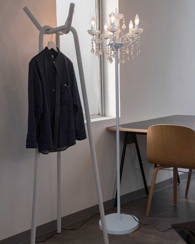 シャンデリアの輝きを楽しむおしゃれスタンドライト｜空間を華やかに照らすクリスタルデザイン