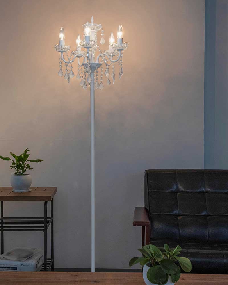 シャンデリアの輝きを楽しむおしゃれスタンドライト｜空間を華やかに照らすクリスタルデザイン