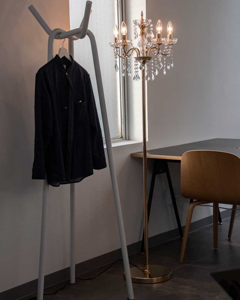 シャンデリアの輝きを楽しむおしゃれスタンドライト｜空間を華やかに照らすクリスタルデザイン