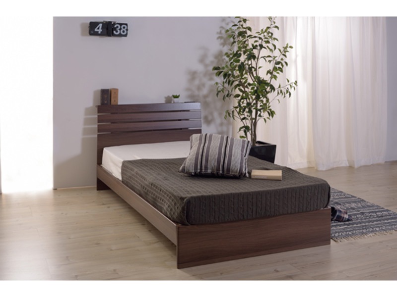 すっきりとしたデザインの２口コンセント付きのシングルベッド