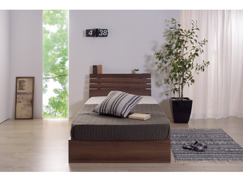 すっきりとしたデザインの２口コンセント付きのシングルベッド