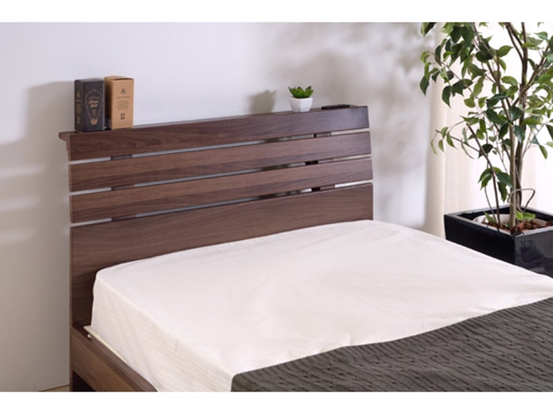 すっきりとしたデザインの２口コンセント付きのシングルベッド