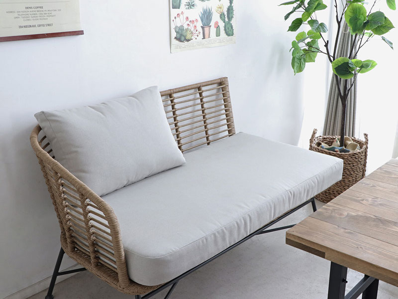 ラタンと白のクッションの2人掛けソファ｜リゾートインテリア