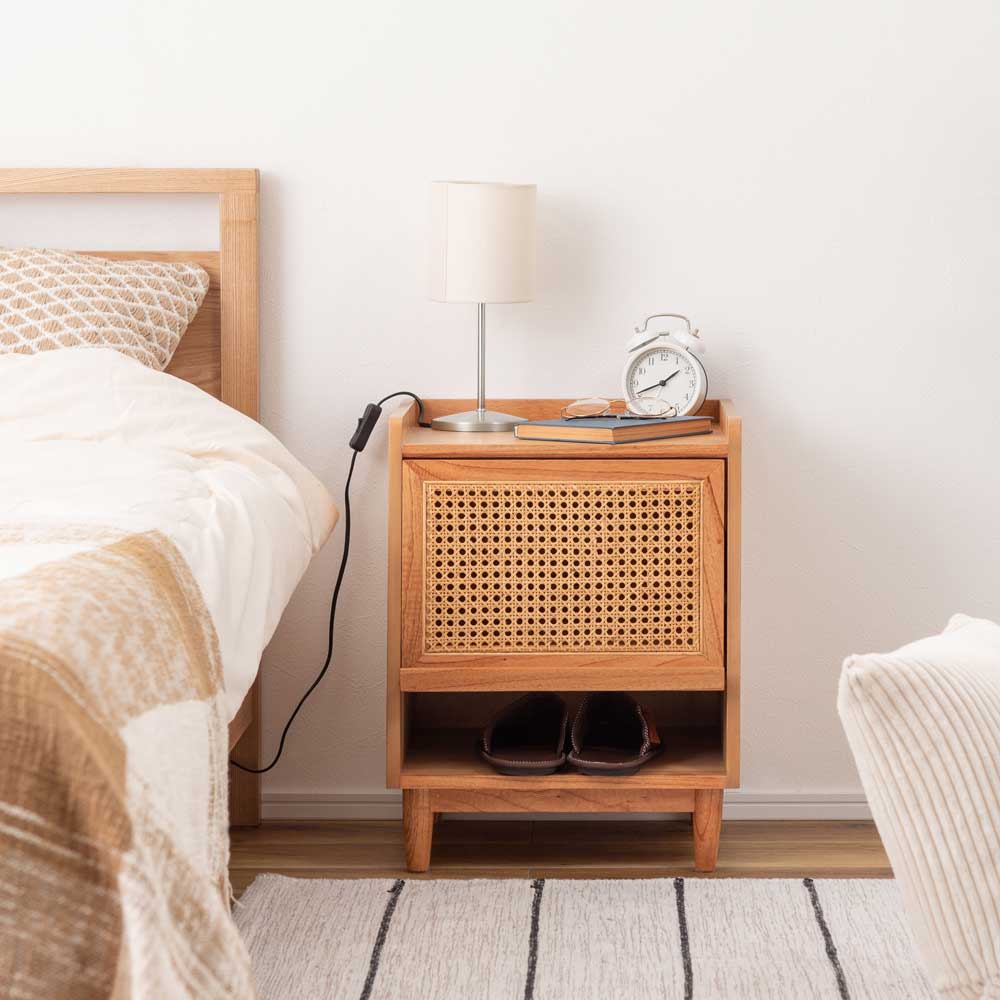 ラタン×天然木の北欧風ナイトテーブル｜収納付きサイドテーブル