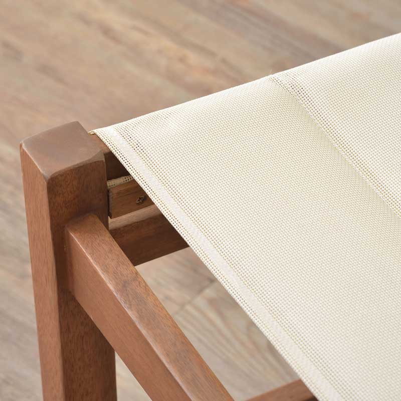 アカシア×メッシュの軽快チェア|屋内外に映えるアウトドア風デザイン