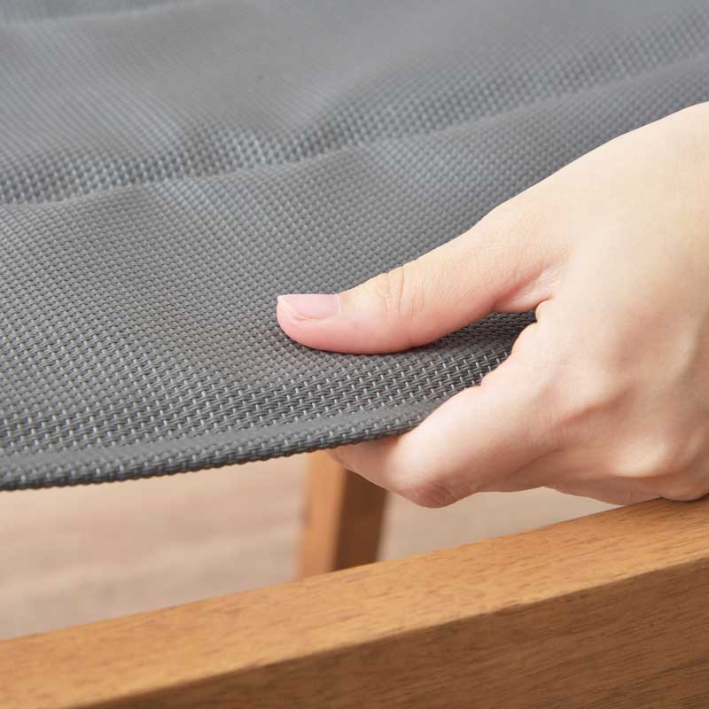 アカシア×メッシュの軽快チェア|屋内外に映えるアウトドア風デザイン