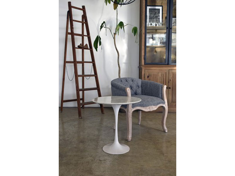 天然の大理石を使用したスタイリッシュなサイドテーブル