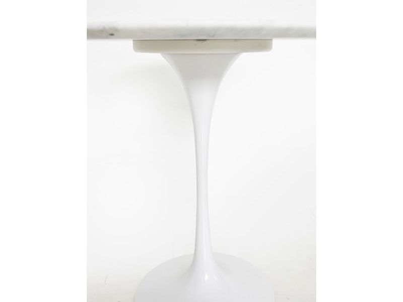 天然の大理石を使用したスタイリッシュなサイドテーブル