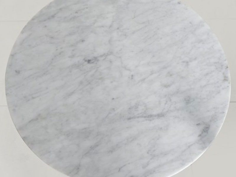 天然の大理石を使用したスタイリッシュなサイドテーブル