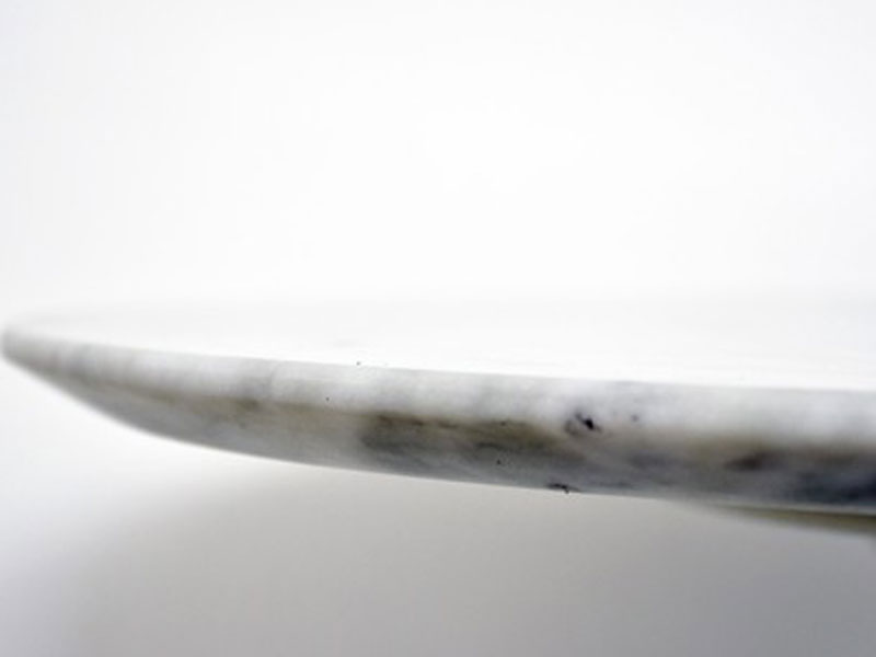 天然の大理石を使用したスタイリッシュなサイドテーブル