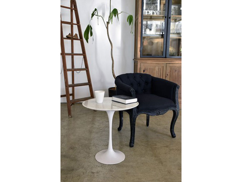 天然の大理石を使用したスタイリッシュなサイドテーブル