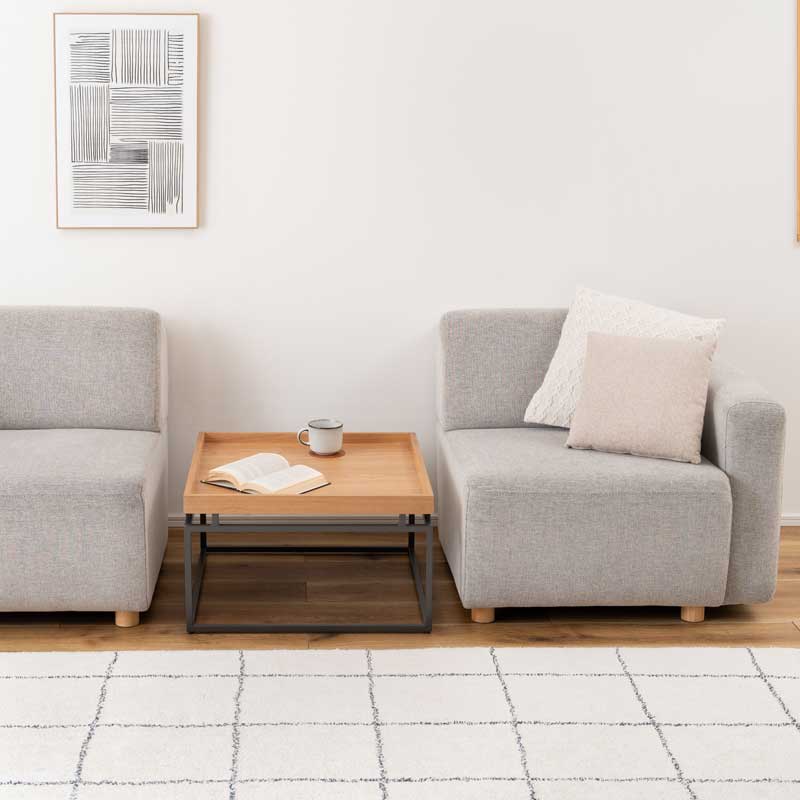 モダン脚が映えるスクエアデザインのローテーブル｜幅65cm