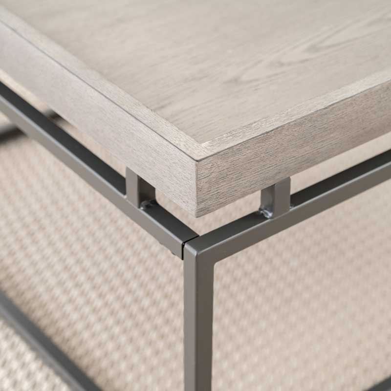 モダン脚が映えるスクエアデザインのローテーブル｜幅65cm