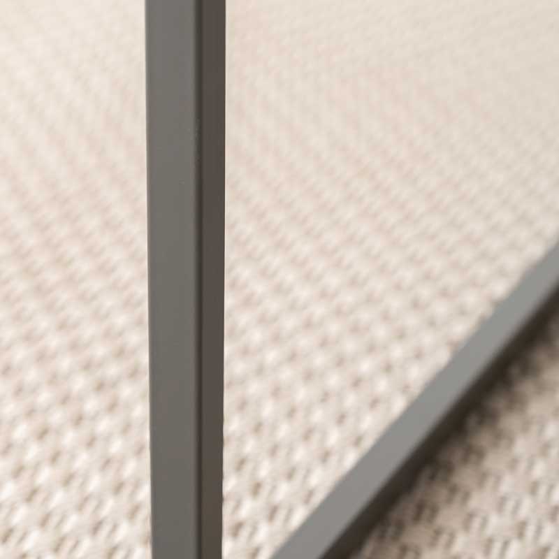 モダン脚が映えるスクエアデザインのローテーブル｜幅65cm