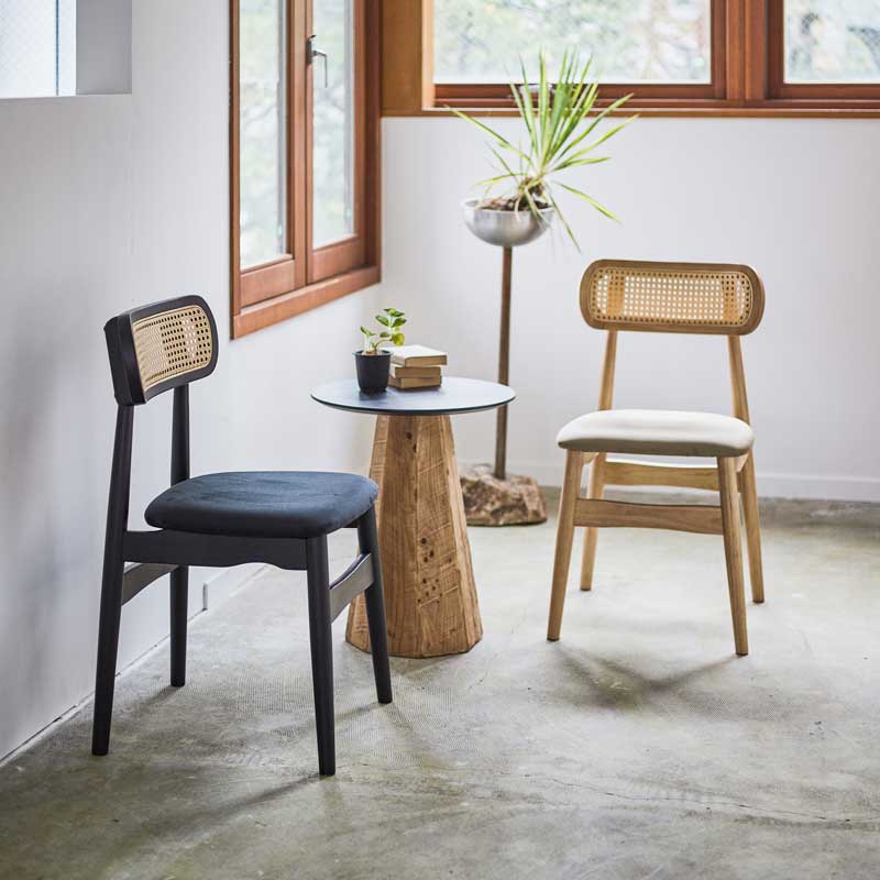 ラタン背もたれの北欧風ダイニングチェア｜スエード調座面で柔らかな空間に