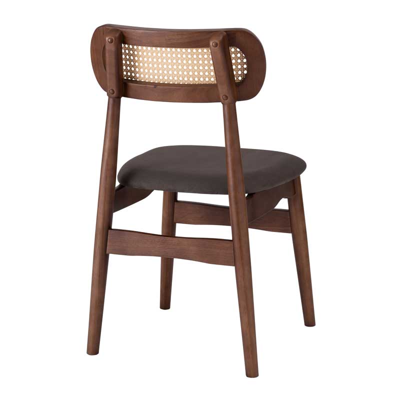 ラタン背もたれの北欧風ダイニングチェア｜スエード調座面で柔らかな空間に