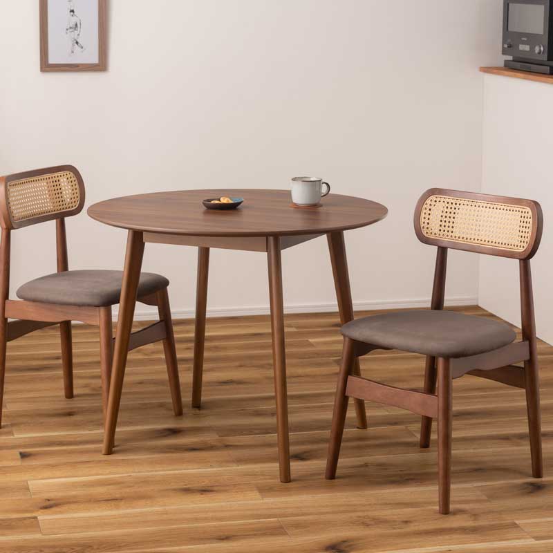 ラタン背もたれの北欧風ダイニングチェア｜スエード調座面で柔らかな空間に