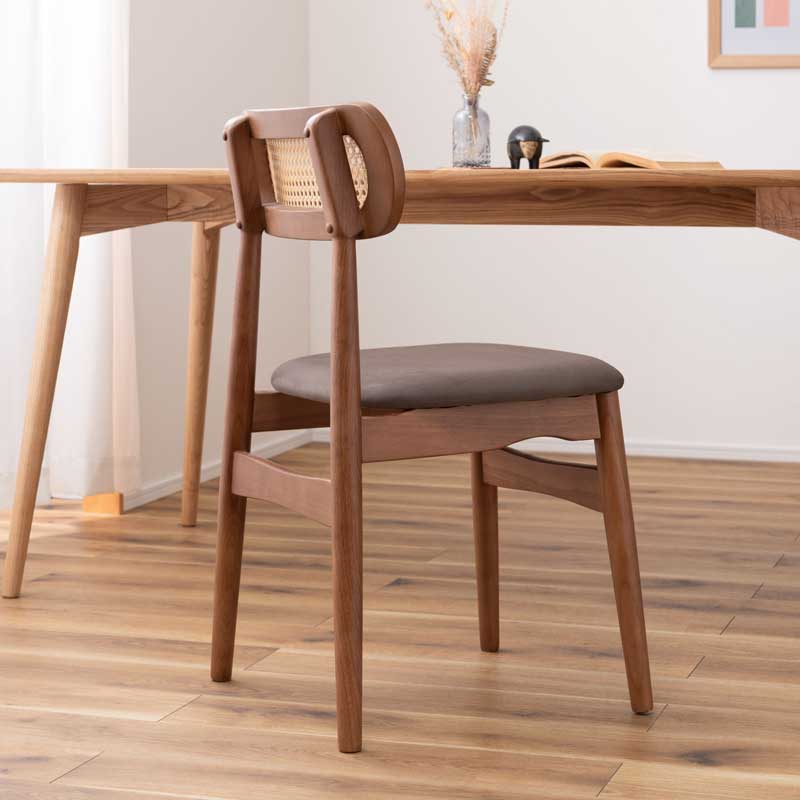 ラタン背もたれの北欧風ダイニングチェア｜スエード調座面で柔らかな空間に