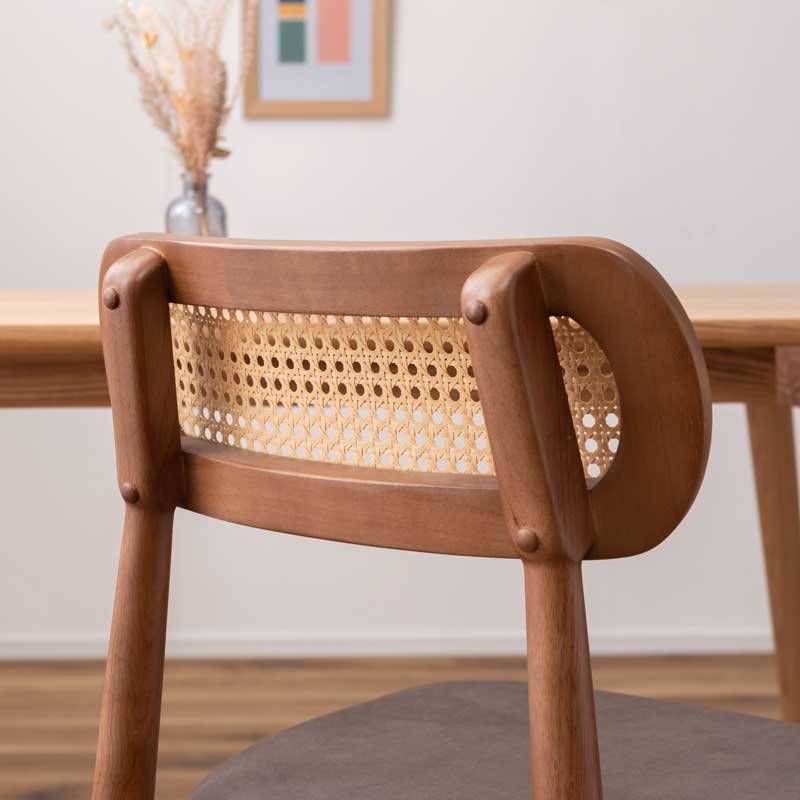 ラタン背もたれの北欧風ダイニングチェア｜スエード調座面で柔らかな空間に