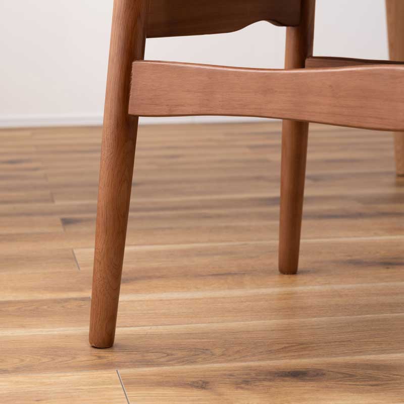 ラタン背もたれの北欧風ダイニングチェア｜スエード調座面で柔らかな空間に