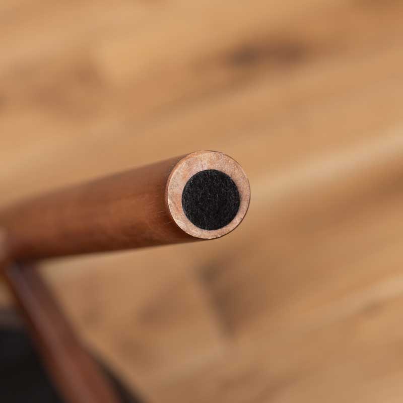 ラタン背もたれの北欧風ダイニングチェア｜スエード調座面で柔らかな空間に