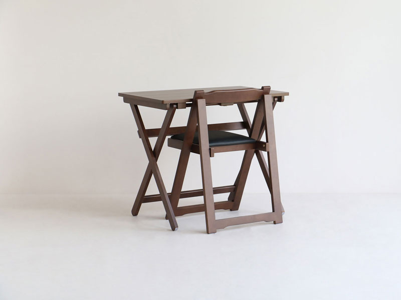 ナチュラルな折り畳み式のデスクとチェアセット