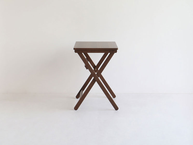 ナチュラルな折り畳み式のデスクとチェアセット