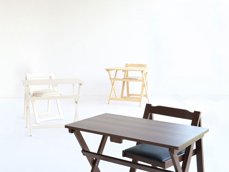 ナチュラルな折り畳み式のデスクとチェアセット