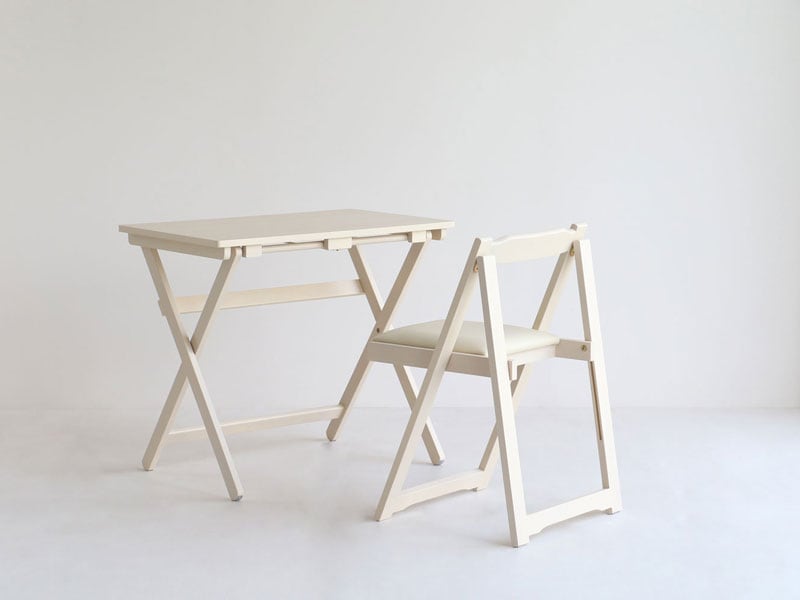 ナチュラルな折り畳み式のデスクとチェアセット