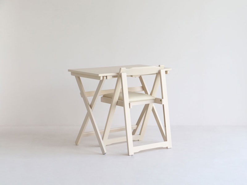 ナチュラルな折り畳み式のデスクとチェアセット