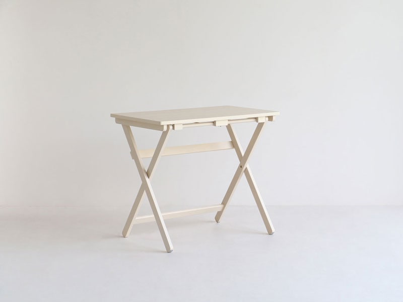 ナチュラルな折り畳み式のデスクとチェアセット