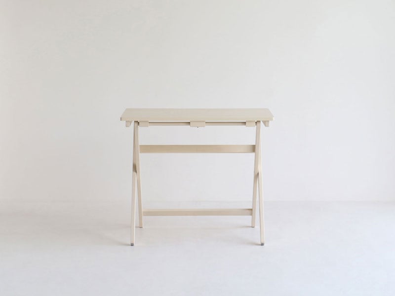 ナチュラルな折り畳み式のデスクとチェアセット