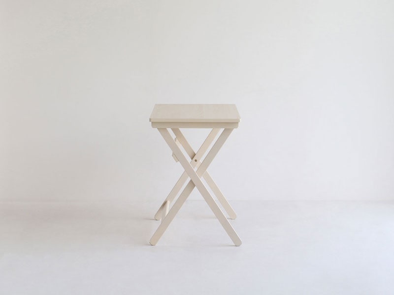 ナチュラルな折り畳み式のデスクとチェアセット