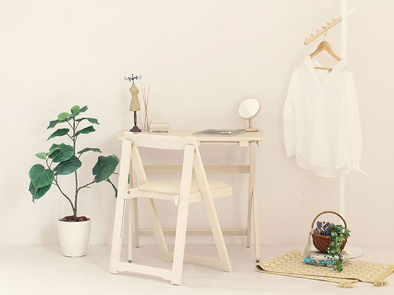ナチュラルな折り畳み式のデスクとチェアセット