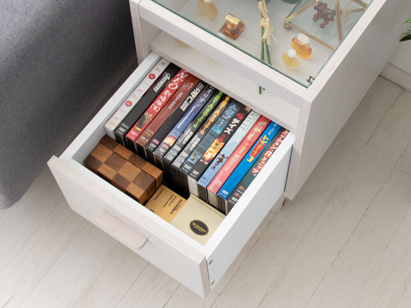 ガラストップのサイドテーブル｜カフェスタイル